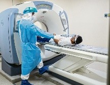 La mitad del personal sanitario que muere por el virus corresponde a médicos. AFP