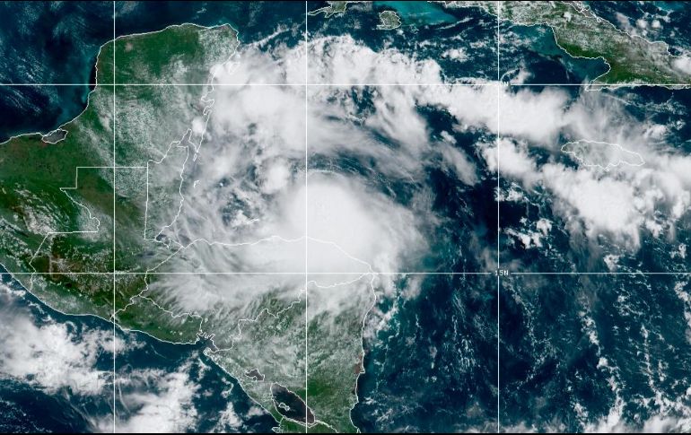 Los meteorólogos subrayan que “Nana” se debilitaría con rapidez a su paso tierra adentro, dejando lluvias sobre Belice y Guatemala. AP
