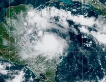 Los meteorólogos subrayan que “Nana” se debilitaría con rapidez a su paso tierra adentro, dejando lluvias sobre Belice y Guatemala. AP