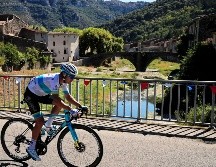 Un kazajo en lo más alto del monte Aigoual: Alexey Lutsenko conquistó este jueves al término de una larga escapada la sexta etapa del tour. EFE / C. Petit-Tesson