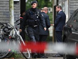 Numerosos vehículos de policía y de emergencias se encontraban delante del edificio, donde se instaló un gran perímetro de seguridad. EFE/S. Steinbach