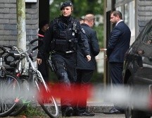 Numerosos vehículos de policía y de emergencias se encontraban delante del edificio, donde se instaló un gran perímetro de seguridad. EFE/S. Steinbach