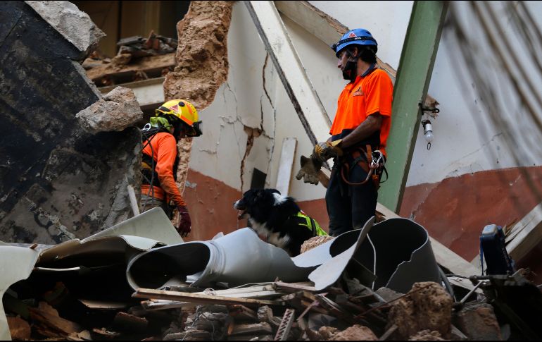 Rescatistas chilenos con un perro entrenado buscan hoy entre los escombros del edificio donde se detectró un latido. AP/B. Hussein