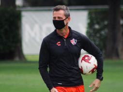 El técnico rojinegro Diego Martín Cocca, estuvo siguiendo muy de cerca el desarrollo de la operación de Édgar Zaldívar, quien salió con éxito del quirófano gracias al doctor Jaime Michel Jr.  Cortesía / Atlas FC
