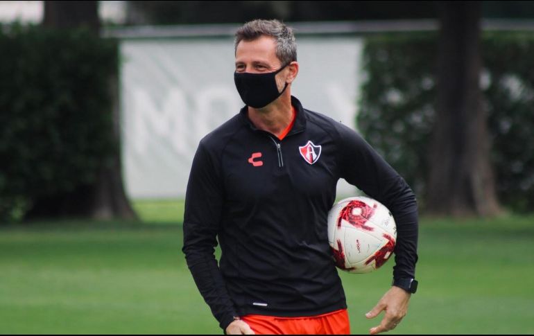 El técnico rojinegro Diego Martín Cocca, estuvo siguiendo muy de cerca el desarrollo de la operación de Édgar Zaldívar, quien salió con éxito del quirófano gracias al doctor Jaime Michel Jr.  Cortesía / Atlas FC