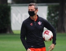 El técnico rojinegro Diego Martín Cocca, estuvo siguiendo muy de cerca el desarrollo de la operación de Édgar Zaldívar, quien salió con éxito del quirófano gracias al doctor Jaime Michel Jr.  Cortesía / Atlas FC