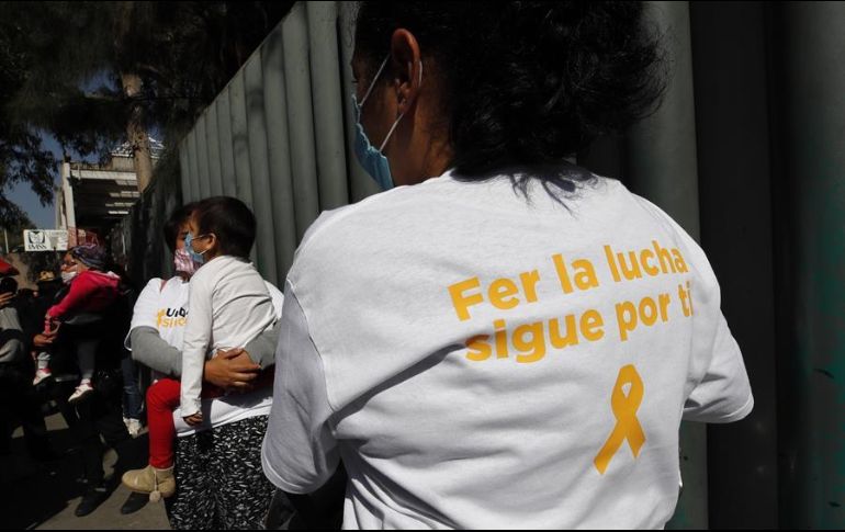 Esta tarde, autoridades del IMSS escucharon las inquietudes de madres de tres menores atendidos en hospitales de la institución. EFE/J. Méndez