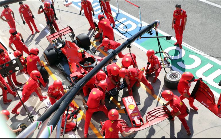 Mecánicos de Ferrari ensayan para evitar un nuevo ridículo, el domingo en casa. EFE/M. Bazzi