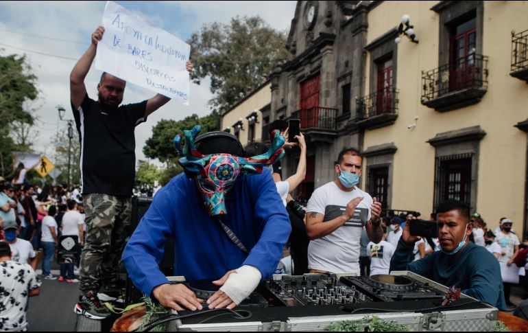 Los inconformes protestaron afuera del palacio municipal zapopano. EL INFORMADOR/G. Gallo