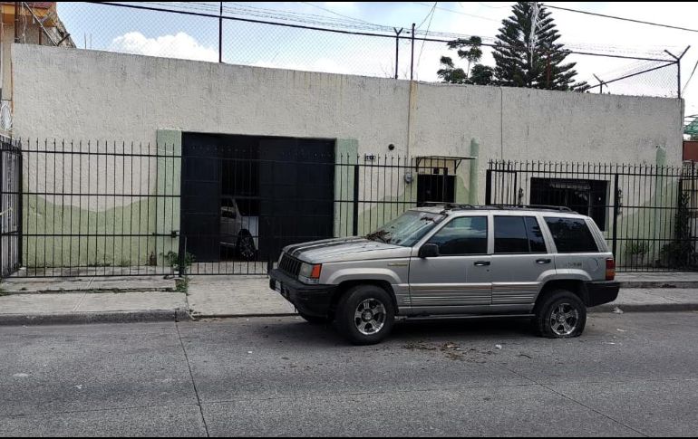En el lugar encuentran varias placas de vehículos, algunas con reporte de robo, un auto robado y varias autopartes. ESPECIAL