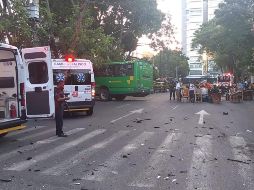 Trabajadores de un restaurante son los primeros en asistir a los pasajeros; sacan algunas sillas a la calle para que se puedan recuperar. ESPECIAL / PCYBGDL