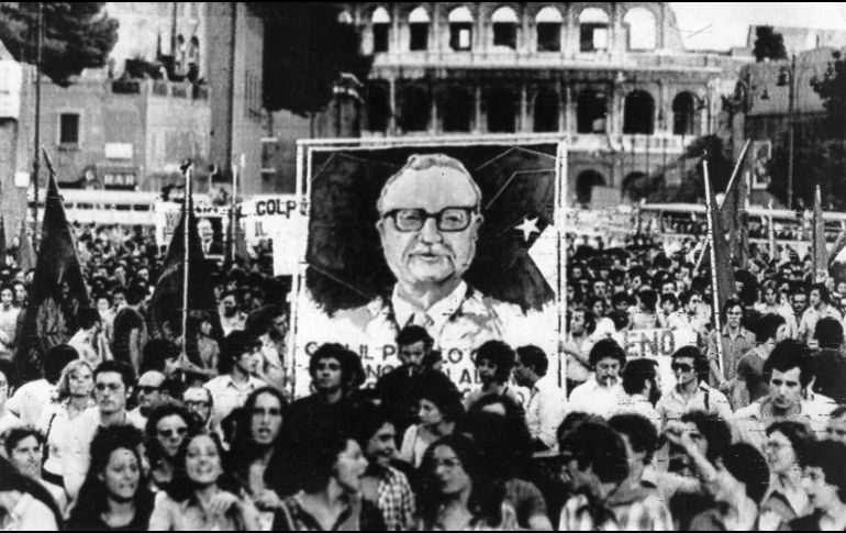 Salvador Allende murió asediado en un palacio de La Moneda en llamas tras los bombardeos de la fuerza área el día del golpe de Estado. EL INFORMADOR/ARCHIVO