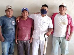 El joven aparece acompañado de quienes fueron sus compañeros albañiles, quienes lo motivaron a seguir adelante para conseguir sus metas. FACEBOOK/Manual Chimas