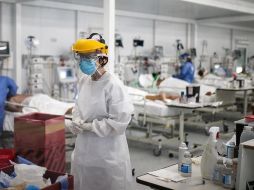 Personal médico realiza controles a pacientes con COVID-19 en una unidad de terapia intensiva en un hospital de la provincia de Buenos Aires. EFE/J. Roncoroni
