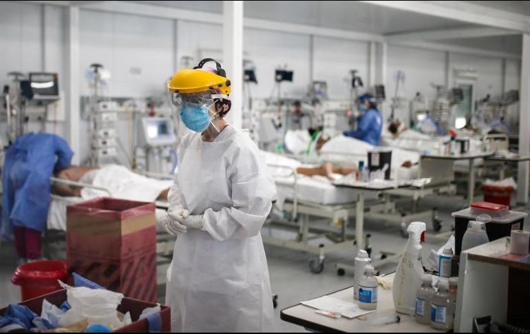 Personal médico realiza controles a pacientes con COVID-19 en una unidad de terapia intensiva en un hospital de la provincia de Buenos Aires. EFE/J. Roncoroni