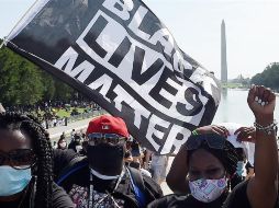Un grupo diverso de manifestantes salió a las calles la tarde del sábado para mostrar su solidaridad con la comunidad de raza negra de la ciudad. EFE/O. Douliery