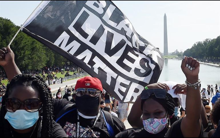Un grupo diverso de manifestantes salió a las calles la tarde del sábado para mostrar su solidaridad con la comunidad de raza negra de la ciudad. EFE/O. Douliery