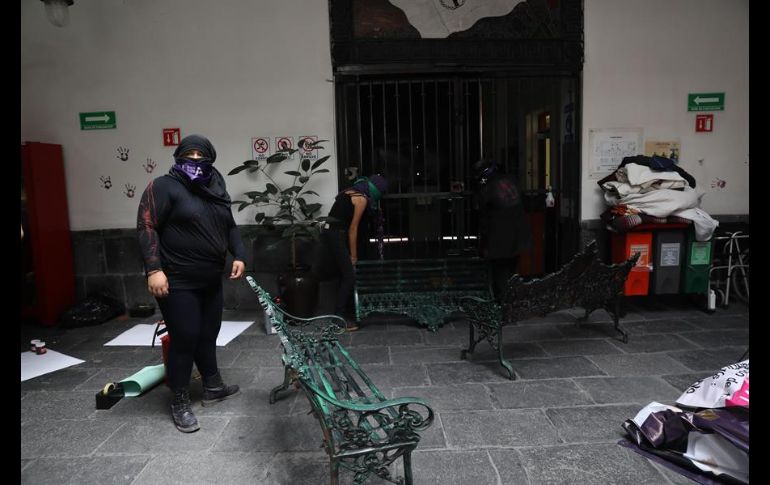 Dos colectivos ingresaron a las oficinas del organismo nacional la tarde de este viernes junto con familiares de víctimas. EFE/S. Gutiérrez
