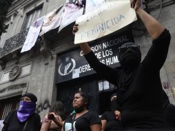 Dos colectivos ingresaron a las oficinas del organismo nacional la tarde de este viernes junto con familiares de víctimas. EFE/S. Gutiérrez