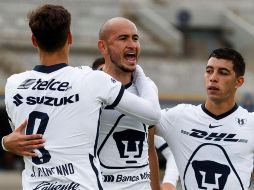 El jugador de Pumas Carlos González (c) celebra una anotación durante el partido de este sábado. EFE/J. Méndez