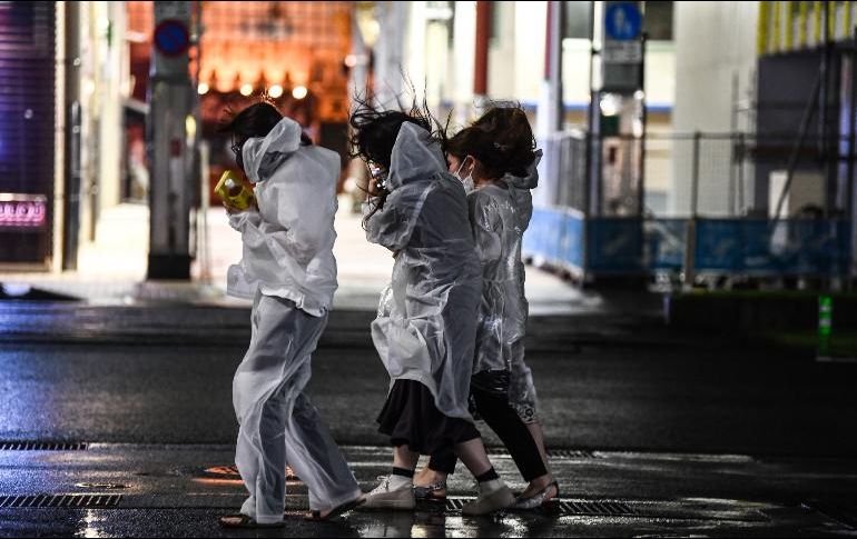 Cuando el tifón se acerque a las islas habitadas, sus vientos podrían volverse lo bastante fuertes como para partir postes eléctricos o volcar vehículos. AFP / C. Triballeau