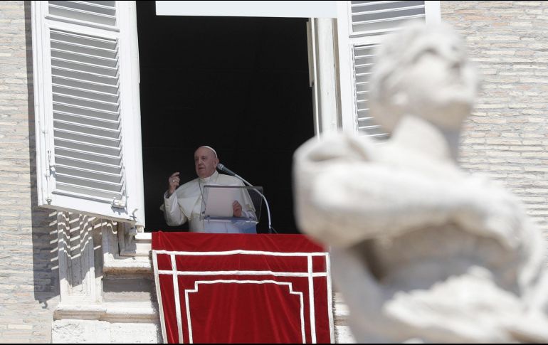 Francisco dirigió hoy la oración del Angelus en la Plaza de San Pedro, en el Vaticano. AP/G. Borgia
