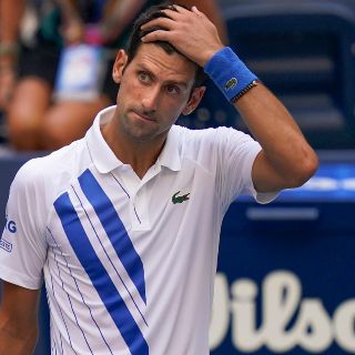 Descalifican a Djokovic del US Open por pelotazo contra jueza de línea