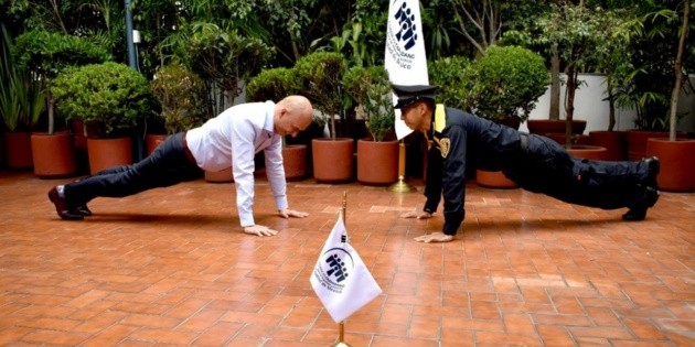 Polic&iacute;a que gan&oacute; reto de lagartijas es nombrado embajador deportivo