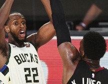 AL QUITE. Khris Middleton (izq.) asumió el rol de líder tras la salida de Giannis Antetokounmpo. AFP• D. Defelice