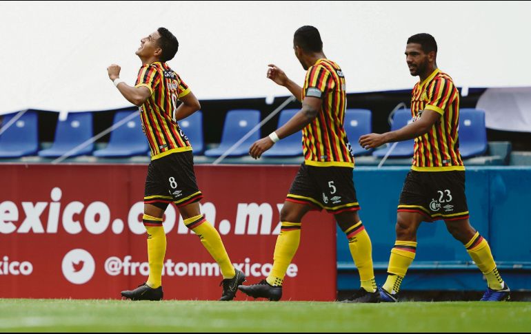 PRIMERA VICTORIA TAPATÍA. Ángel Hernández agradece al cielo tras marcar el gol de la Universidad de Guadalajara. IMAGO7