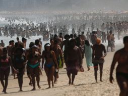 SATURADAS. Las playas se llenaron de brasileños que celebran la independencia de su país. EFE