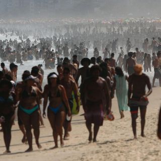 Pese a restricciones, llenan las playas de Río de Janeiro