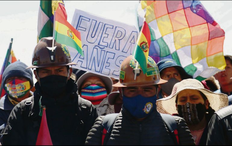 CARAVANA. Seguidores del partido del ex presidente Evo Morales muestran su apoyo.  AFP