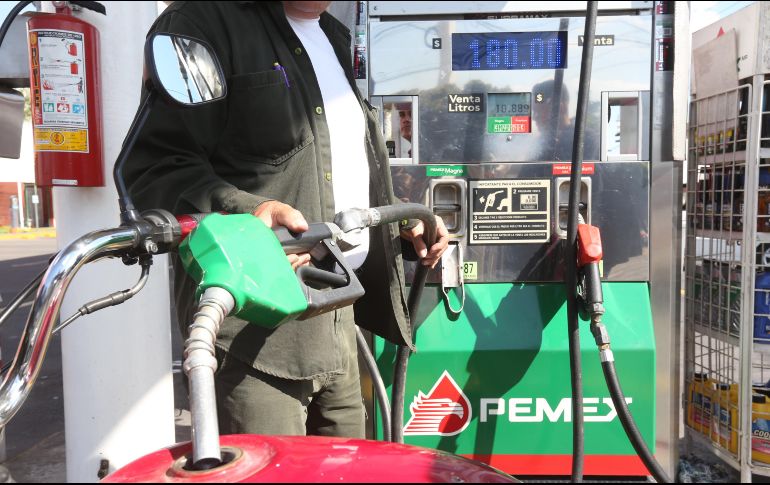 Autoridades recordaron que con esta nueva norma buscan que los gasolineros den litros de a litro. EL INFORMADOR / ARCHIVO