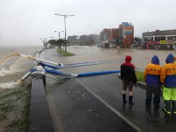 ”Heishen” dañó edificios, inundó carreteras y dejó miles de viviendas sin electricidad este lunes al llegar a Corea del Sur. EFE / Y. South
