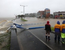 ”Heishen” dañó edificios, inundó carreteras y dejó miles de viviendas sin electricidad este lunes al llegar a Corea del Sur. EFE / Y. South
