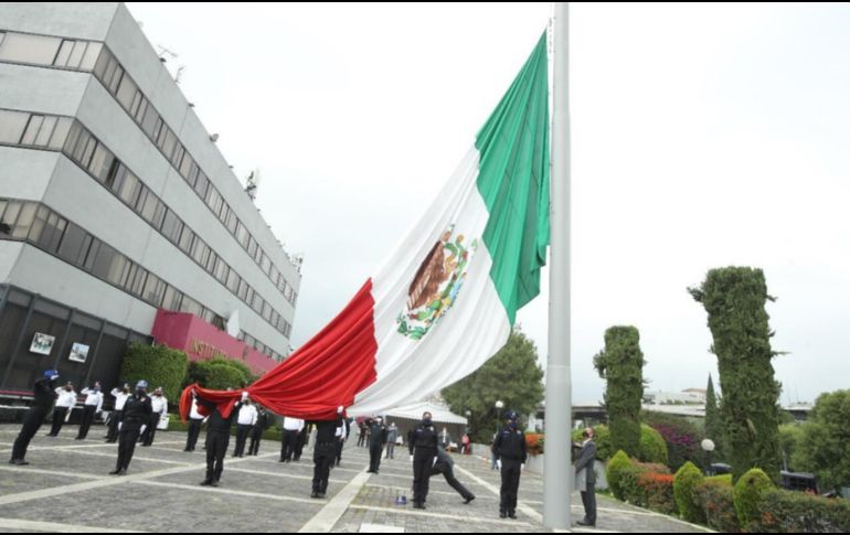 Lorenzo Córdova encabeza los honores a la bandera con lo que inicia el proceso electoral más grande, hasta ahora, en la historia de México. TWITTER / @lorenzocordovav
