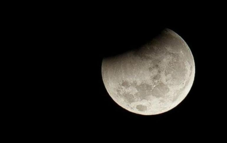 La Luna no tiene atmósfera, es decir, no tiene oxígeno, y prevalece el hierro metálico puro, por lo que el hallazgo de óxido es sorprendente. GETTY IMAGES