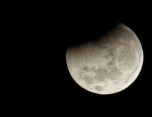 La Luna no tiene atmósfera, es decir, no tiene oxígeno, y prevalece el hierro metálico puro, por lo que el hallazgo de óxido es sorprendente. GETTY IMAGES
