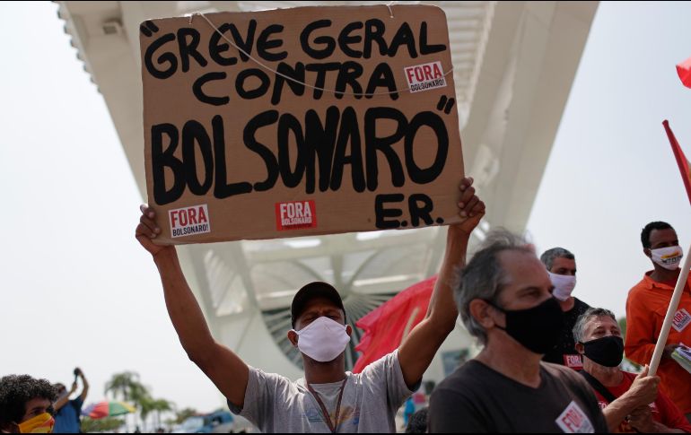 Las manifestaciones en contra del mandatario carioca continúan. AP