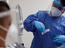 Manifiesta que su gobierno va domando la pandemia y pronto se saldrá de esta pesadilla y regresar a la normalidad. EFE / J. Méndez