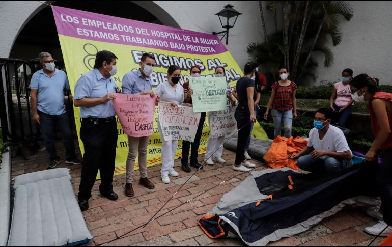 El pasado 23 de julio, el colectivo “Justicia al Sector Salud” se manifestó afuera de Casa Jalisco. EL INFORMADOR / ARCHIVO