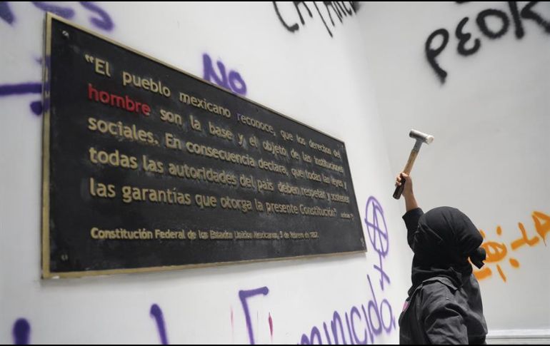 Feministas y madres de víctimas de abuso tomaron el edificio de la CNDH desde hace seis días. EFE / ARCHIVO