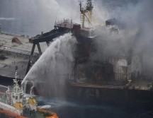 Un total de 19 navíos participan en las operaciones de extinción del fuego. EFE/SRI LANKAN AIR FORCE MEDIA