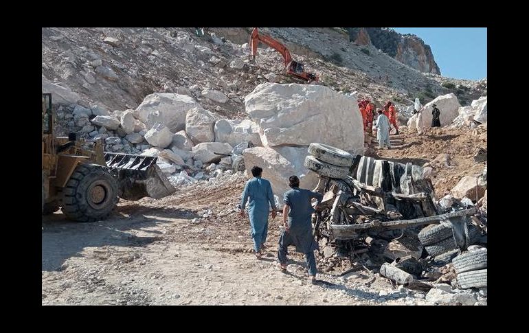 Rescatistas trabajan en la zona, pues varios cuerpos continúan atrapados bajo las enormes piedras. EFE/S. Badshah