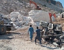 Rescatistas trabajan en la zona, pues varios cuerpos continúan atrapados bajo las enormes piedras. EFE/S. Badshah