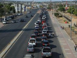 Vista de largas filas de automóviles de ciudadanos estadounidenses hoy, tras el Día del Trabajo, en el puente Internacional Córdova de las Américas, en la frontera de Ciudad Juárez. EFE/L. Torres
