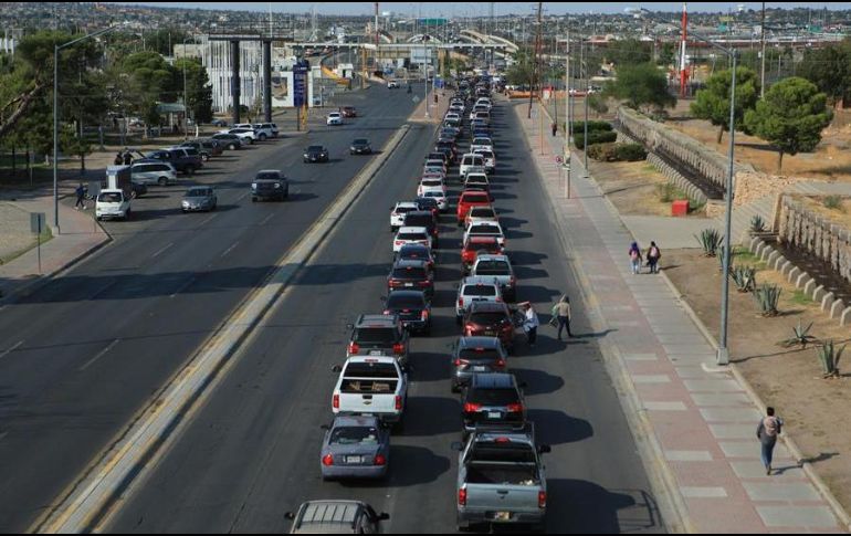 Vista de largas filas de automóviles de ciudadanos estadounidenses hoy, tras el Día del Trabajo, en el puente Internacional Córdova de las Américas, en la frontera de Ciudad Juárez. EFE/L. Torres
