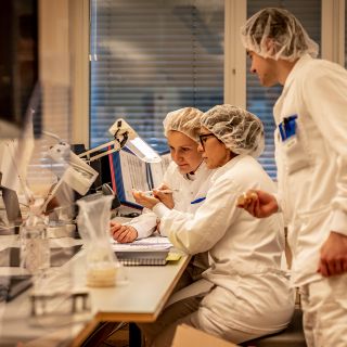 Vacuna que espera México causa reacción adversa y paran pruebas