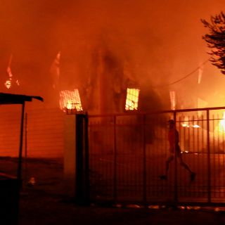 Incendio arrasa un campo de migrantes en cuarentena en Grecia